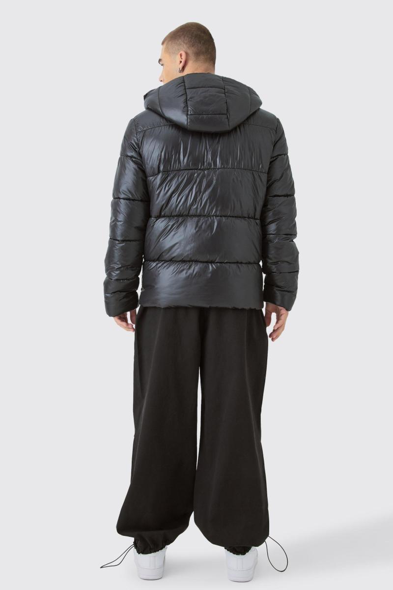 Блискуча куртка-пуховик чорного кольору з капюшоном