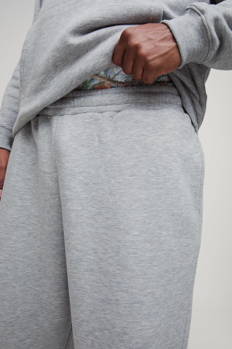 Плюс розслаблені широкі камуфляжні штани-боксери з принтом і поясом