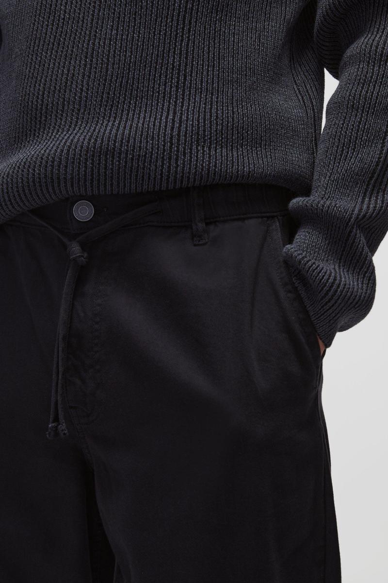 Мішкуваті завужені чінос чорного кольору